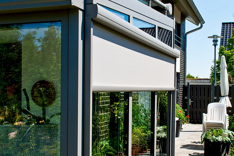 Terrassenüberdachung mit Unterglasmarkise