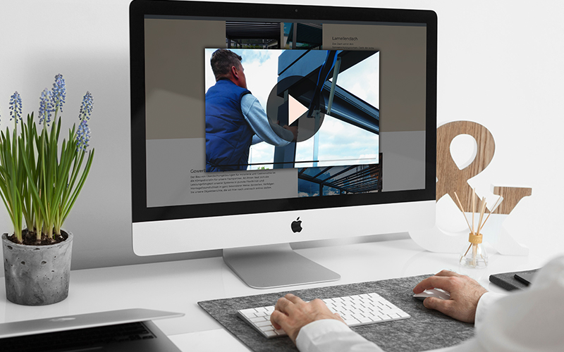 Auf einem Computer läuft ein Montagevideo