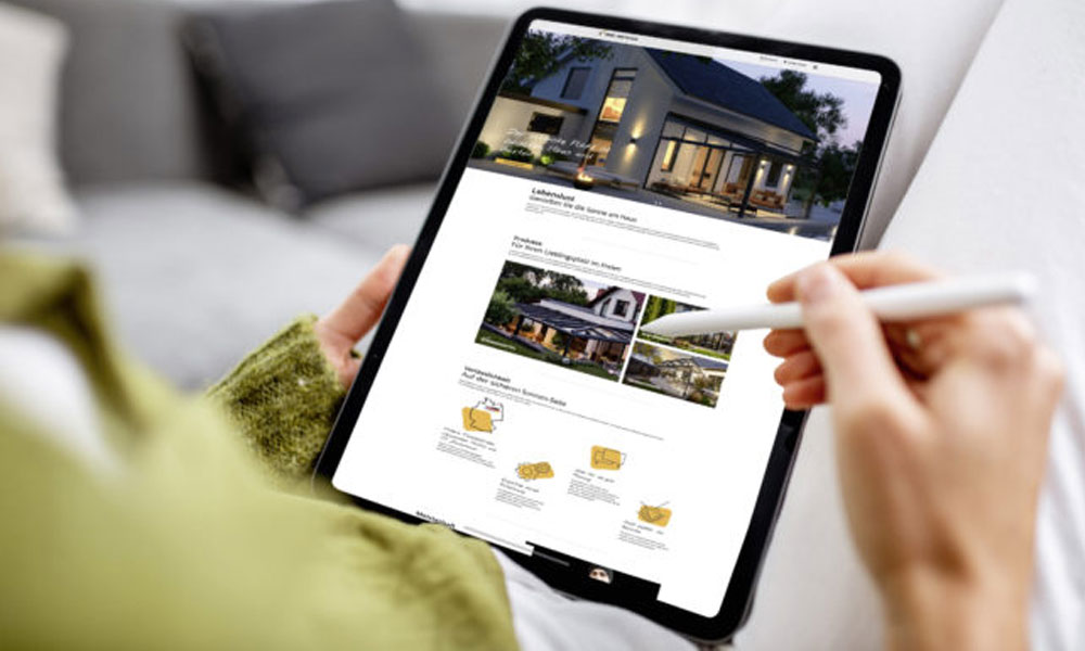 Tablet mit einem Stift in der Hand