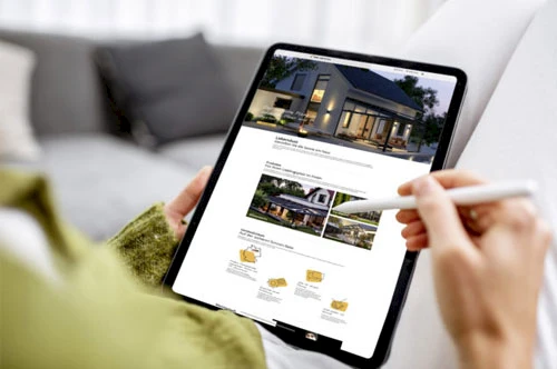 Person hat ein iPad und Apple pencil in den Händen