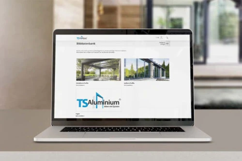 Laptop auf einem Tisch mit der Mediadatenbank