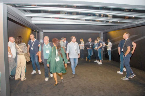 Besucherinnen und Besucher schauen sich ein Lamellendach