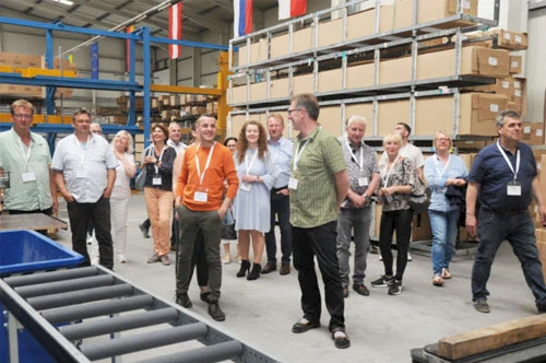 Werksführung für Besucherinnen und Besucher durch die neue Produktionshalle