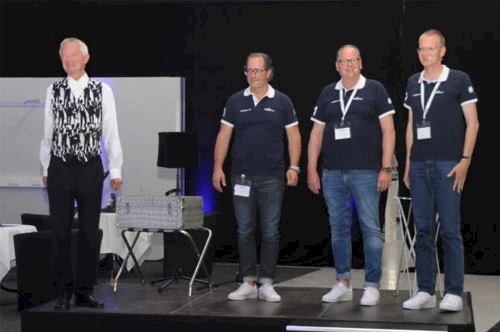 Vier Personen stehen auf einer Bühne