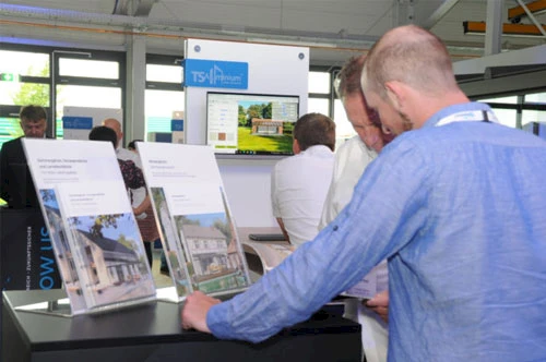 Zwei Personen sehen sich Kataloge an