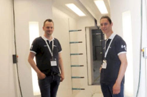 Werksführung für Besucher und Besucherinnen von der Pulverbeschichtungsanlage