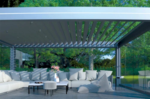 Lamellendach mit großem Sofa