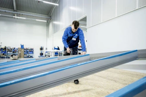 Person arbeitet an einer Aluminium Konstruktion