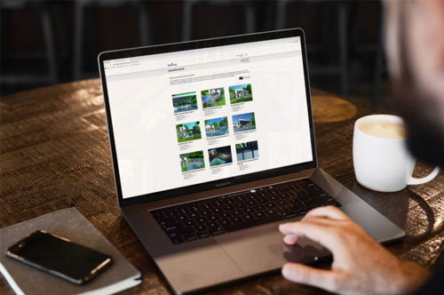 Laptop auf einem Tisch mit der Mediadatenbank auf dem Bildschirm