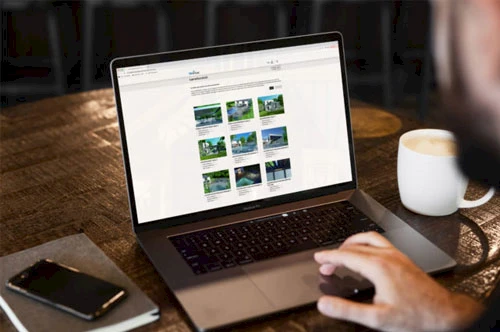 Laptop auf einem Tisch mit der Mediadatenbank auf dem Bildschirm