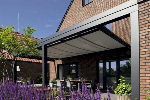 Terrassenüberdachung mit Unterglasmarkisen