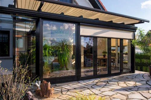 Wintergarten mit senkrechten ZIP-Markisen