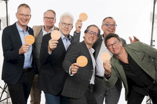 Marketing-Team steht zusammen für ein Foto