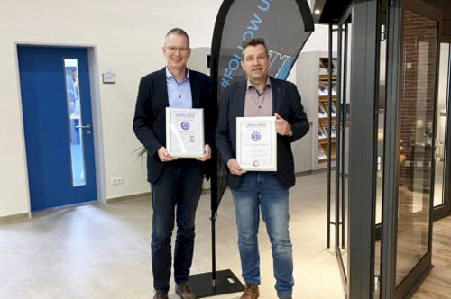 Rainer Trauernicht und Martin Kötter halten jeweils ein Zertifikat in der Hand