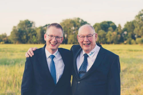 Rudolf Trauernicht steht neben seinem Sohn und sie lächeln