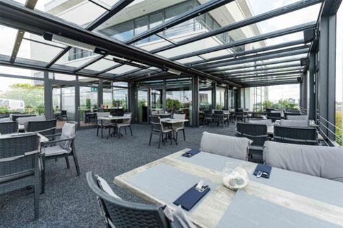 Sommergarten mit Sicherheitsgläsern gegen Wind und Wetter