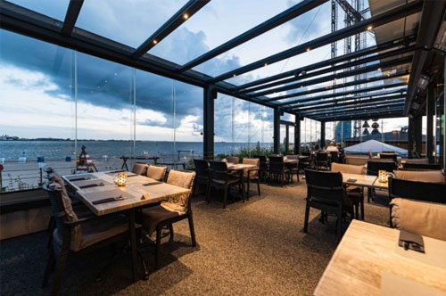Sommergarten mit LED-Strahler