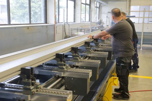 Personen arbeiten an Maschinen