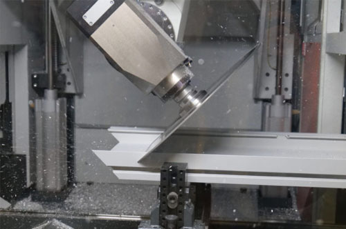 Maschine zerschneidet Aluminium