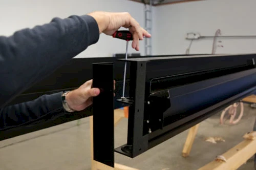 Eckverbindung wird montiert