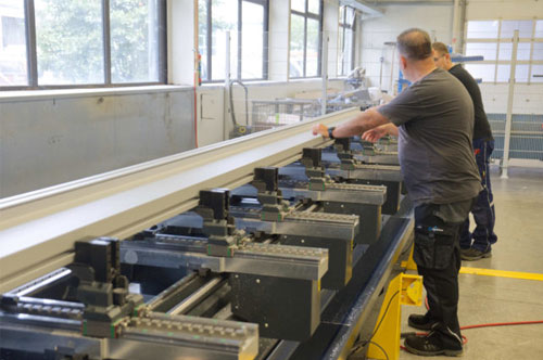 Personen arbeiten an Mashinen