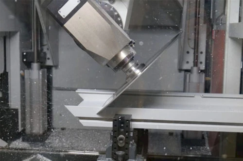 Maschine zerschneidet Aluminium