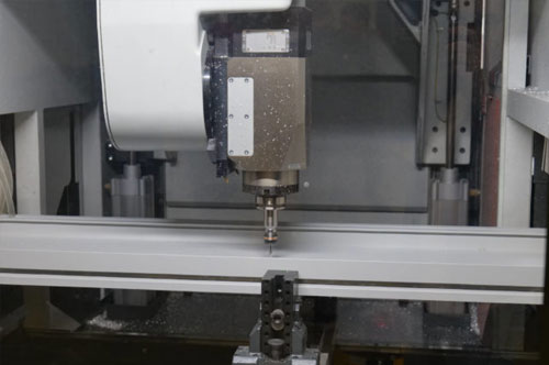 Maschine bohrt in Aluminium