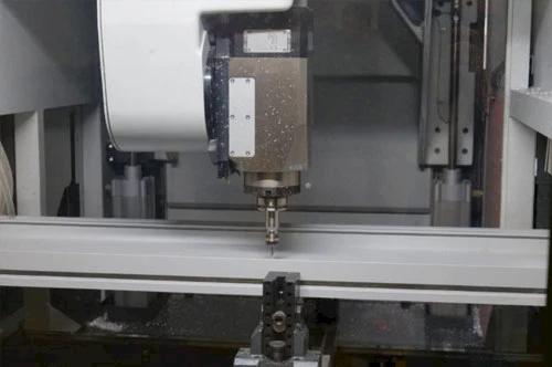 Maschine bohrt in Aluminium