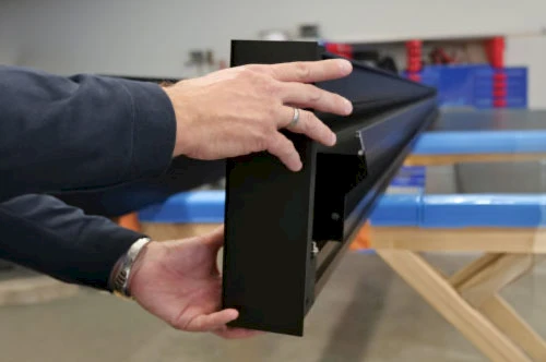 Ecke eines Lamellendaches wird zusammengesetzt