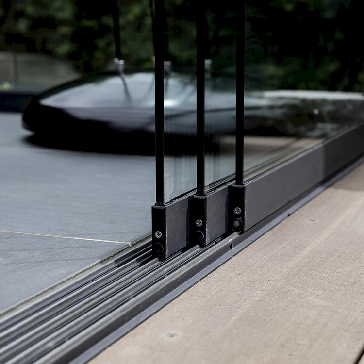 Detailansicht der bodenbündigen Schiebeschiene eines rahmenlosen Glasschiebersystems für Terrassenüberdachungen.
