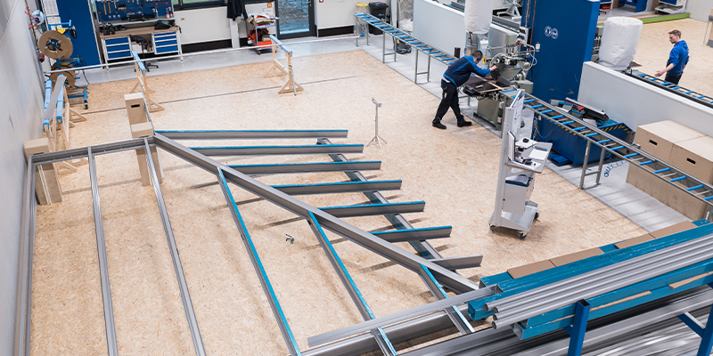 Produktion von Aluminium-Bausätzen bei TS Aluminium – Mitarbeiter fertigen Profile und Bauteile für Wintergärten und Terrassenüberdachungen.