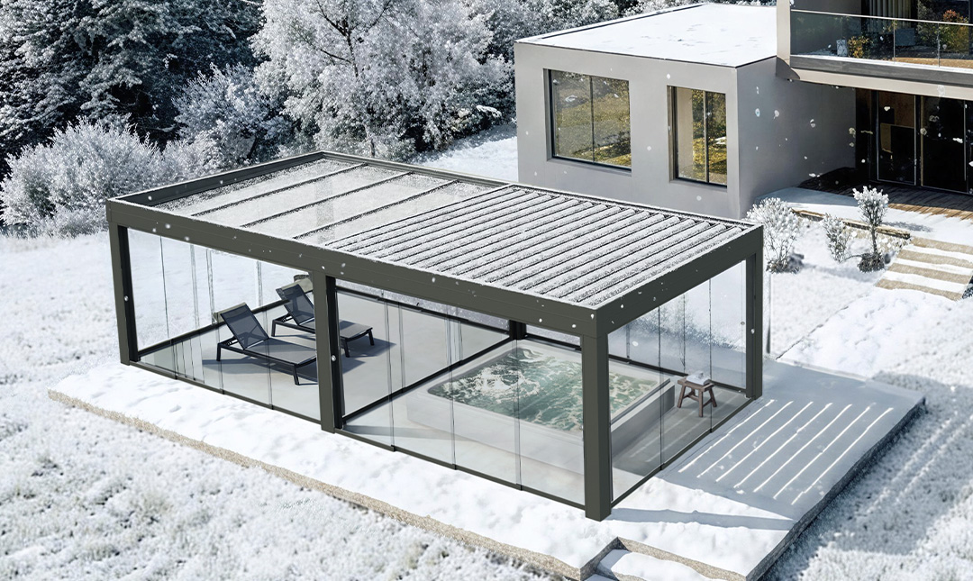 Wintergarten im Garten mit Schnee