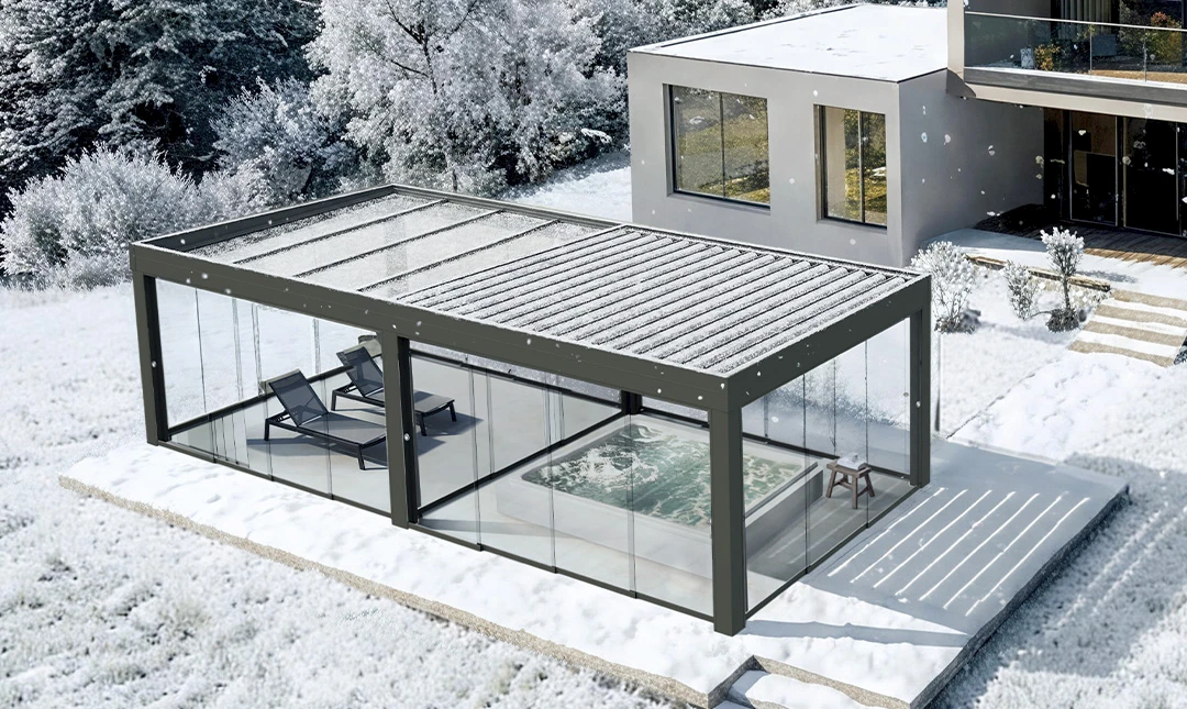 Wintergarten im Garten mit Schnee