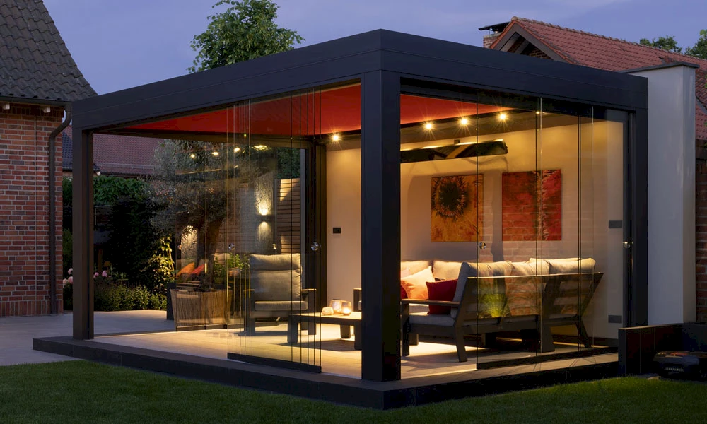 Sommergarten mit Flachdach am Abend mit Beleuchtung