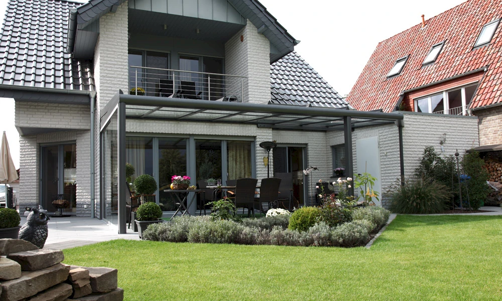 Terrassendach der Serie T von Vorne mit Garten
