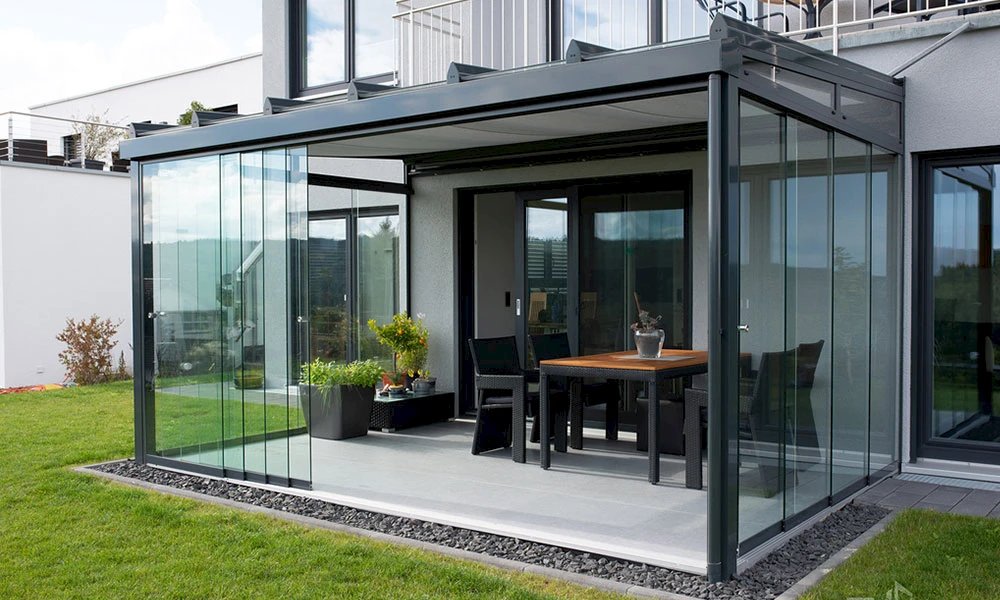 Sommergarten mit einer Glas-Schiebetuer