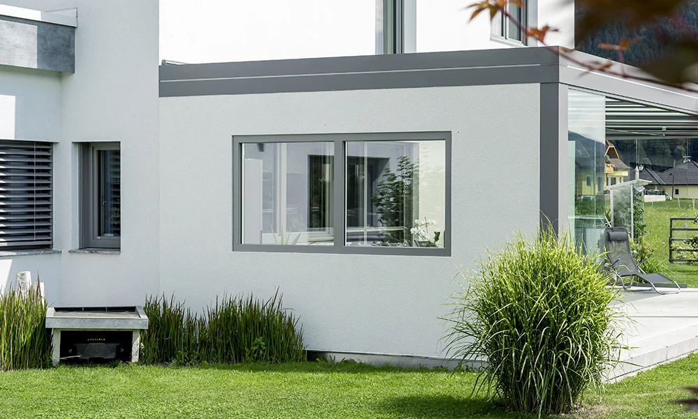 Fenster der Serie 46 an einem weißen Haus