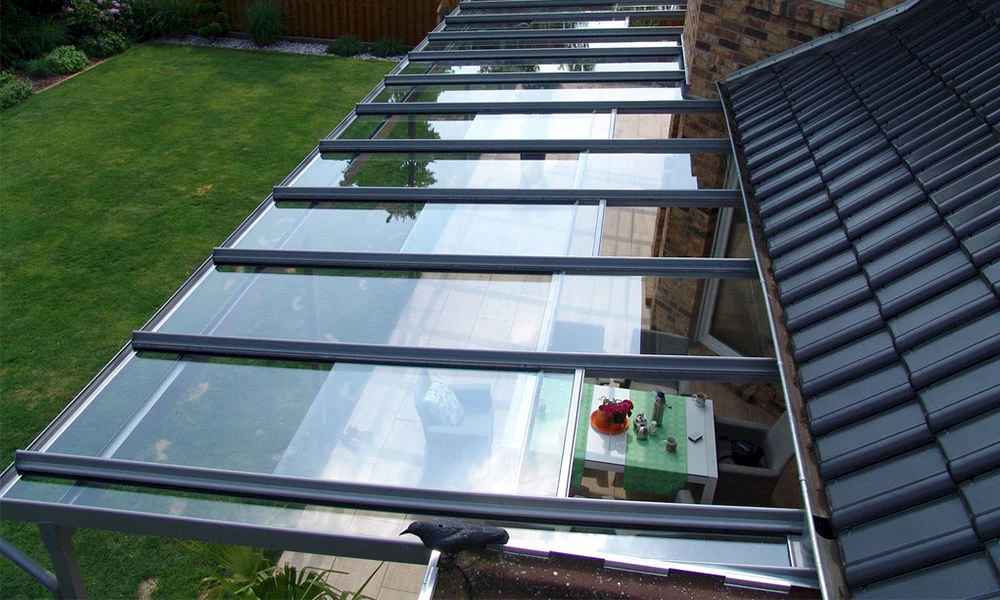 Terrassenüberdachung mit Dachschiebefenstern von oben