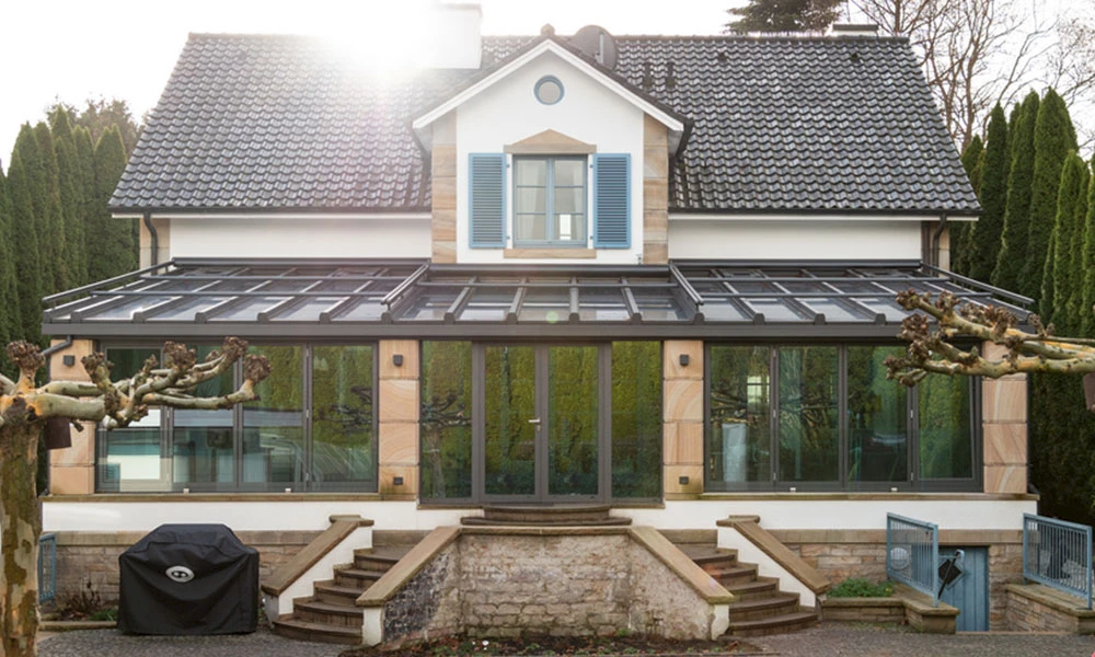 Wintergarten mit Tür von vorne fotografiert