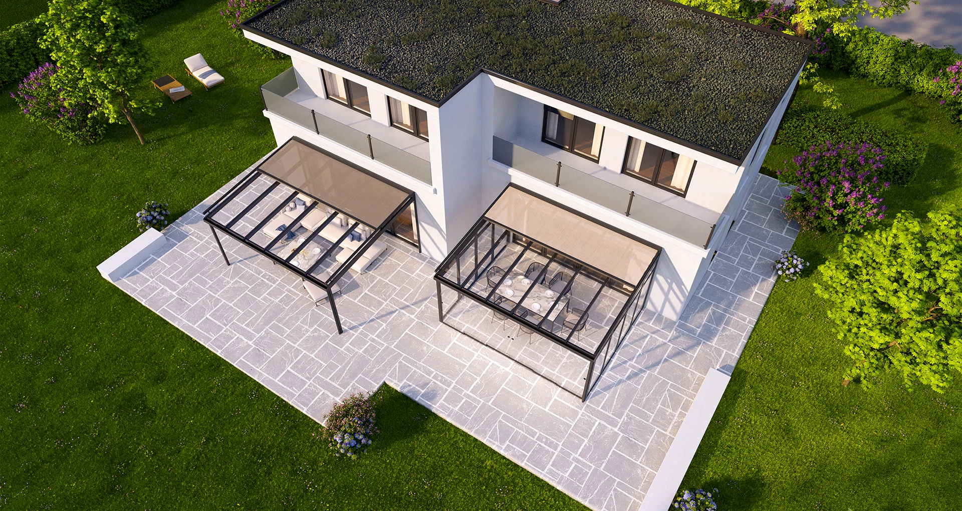 Moderne Doppelhaus-Terrasse mit zwei Glasüberdachungen und textilen Beschattungen, umgeben von Garten und Grünflächen.