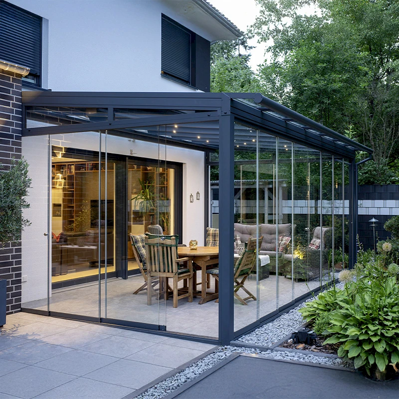 Geschlossener Sommergarten mit Glas-Schiebetüren und gemütlicher Sitzecke