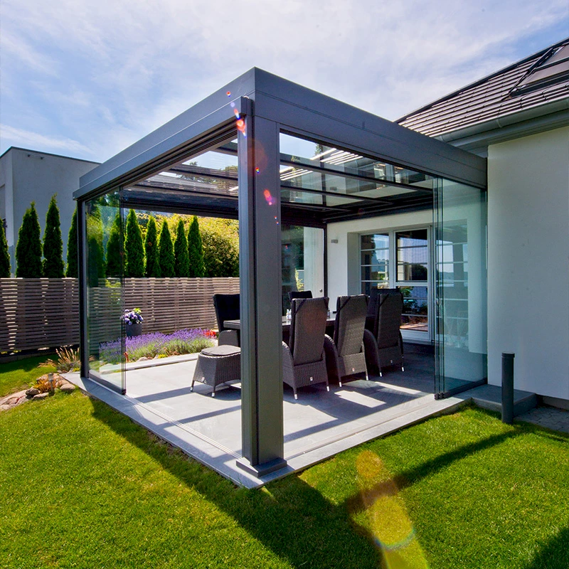Modernes Terrassendach mit Flachdachkonstruktion und Glaswänden für lichtdurchfluteten Sitzbereich.