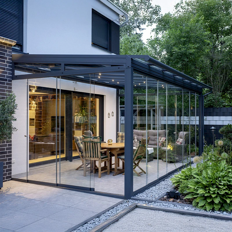 Zeitloses Terrassendach mit Pultdach und seitlichen Glaselementen für geschützte Outdoor-Oase.