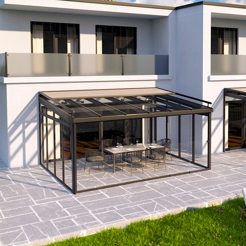 Innovatives SunChill® Terrassendach mit integrierter Beschattung und gemütlichem Lounge-Bereich.