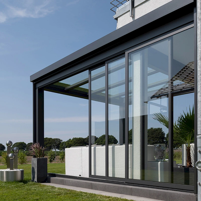 Terrassendach aus Glas und Aluminium mit Esstisch auf runder Holzterrasse