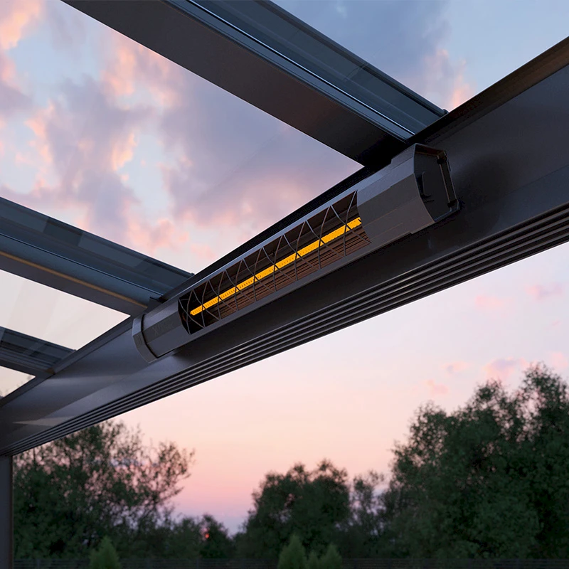 Geschlossener Sommergarten mit Glas-Schiebetüren und gemütlicher Sitzecke