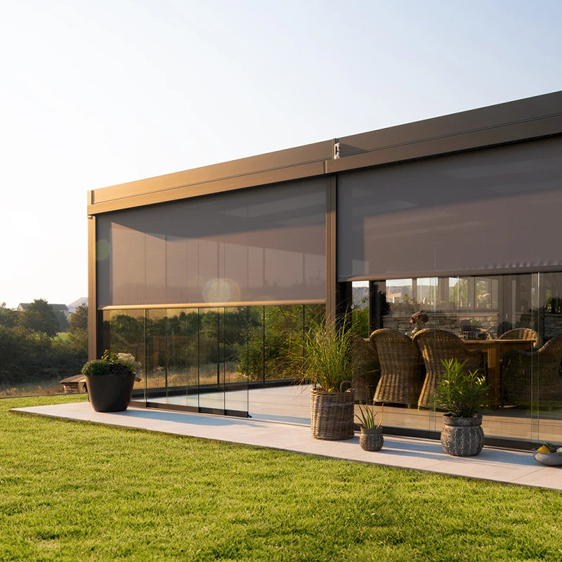 Modernes Lamellendach mit seitlichen Glaselementen über einer Terrasse mit Esstisch