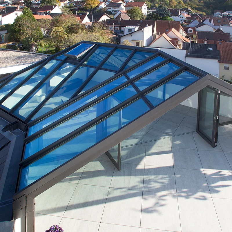 Terrassendach aus Glas und Aluminium mit Esstisch auf runder Holzterrasse