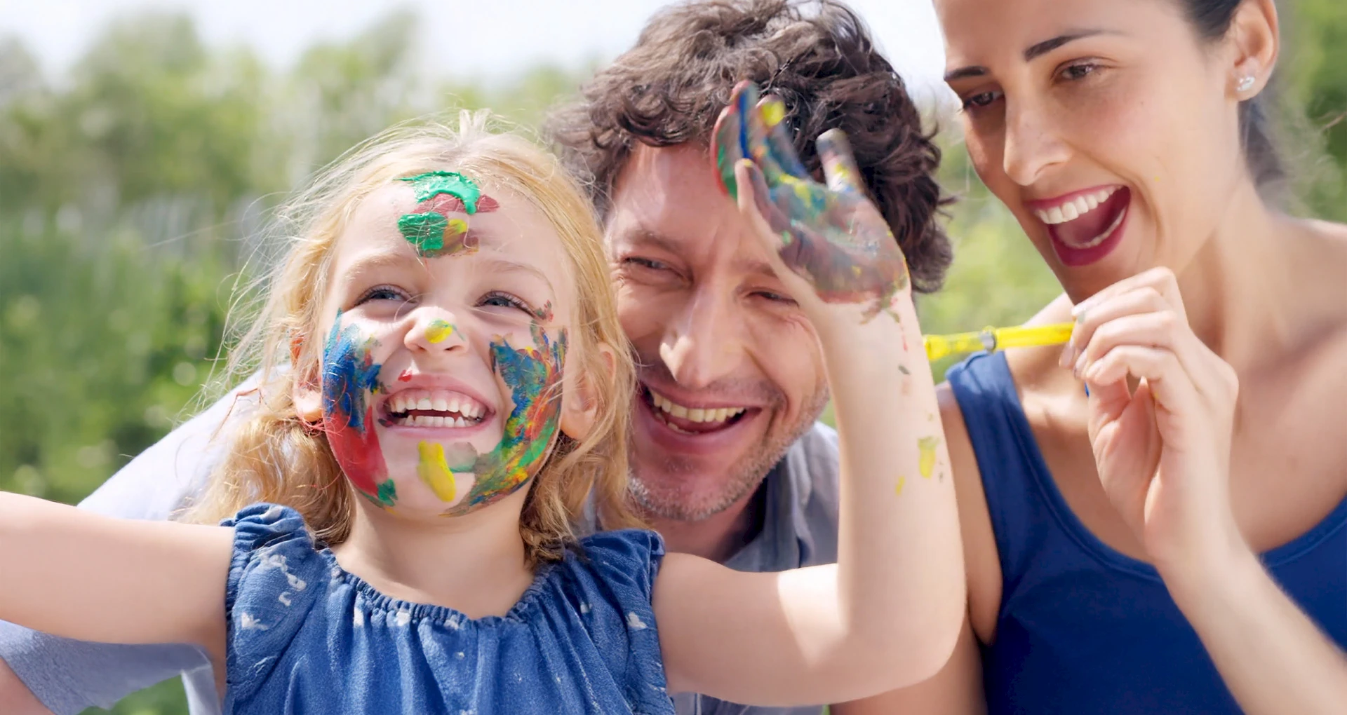 Moderne Doppelhaus-Terrasse mit zwei Glasüberdachungen und textilen Beschattungen, umgeben von Garten und Grünflächen.