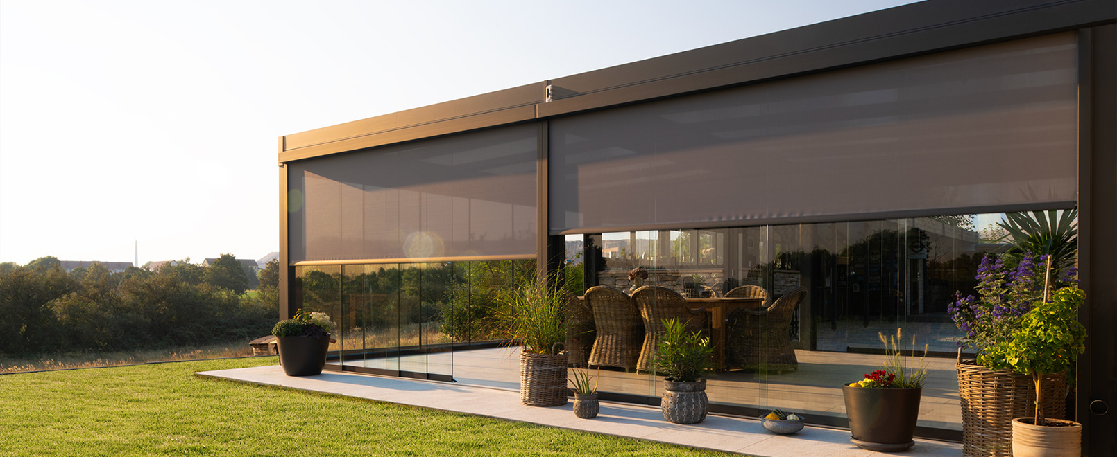 Zwei moderne Terrassendächer an einem Einfamilienhaus mit Glasdach, farbigen Markisen (grün und rot) und Beschriftungen zu Maßen, Glas-Schiebetüren und Seitenelementen.